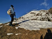 19 In cima al dosso panoramico sui Piani d'Avaro e verso il Monte Avaro che andiamo a salire 